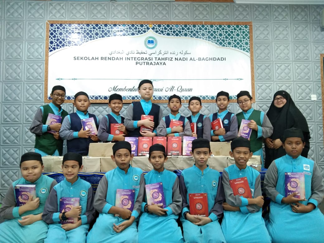 Sumbangan 200 naskah Wakaf Al Quran kepada anak tahfiz Putrajaya